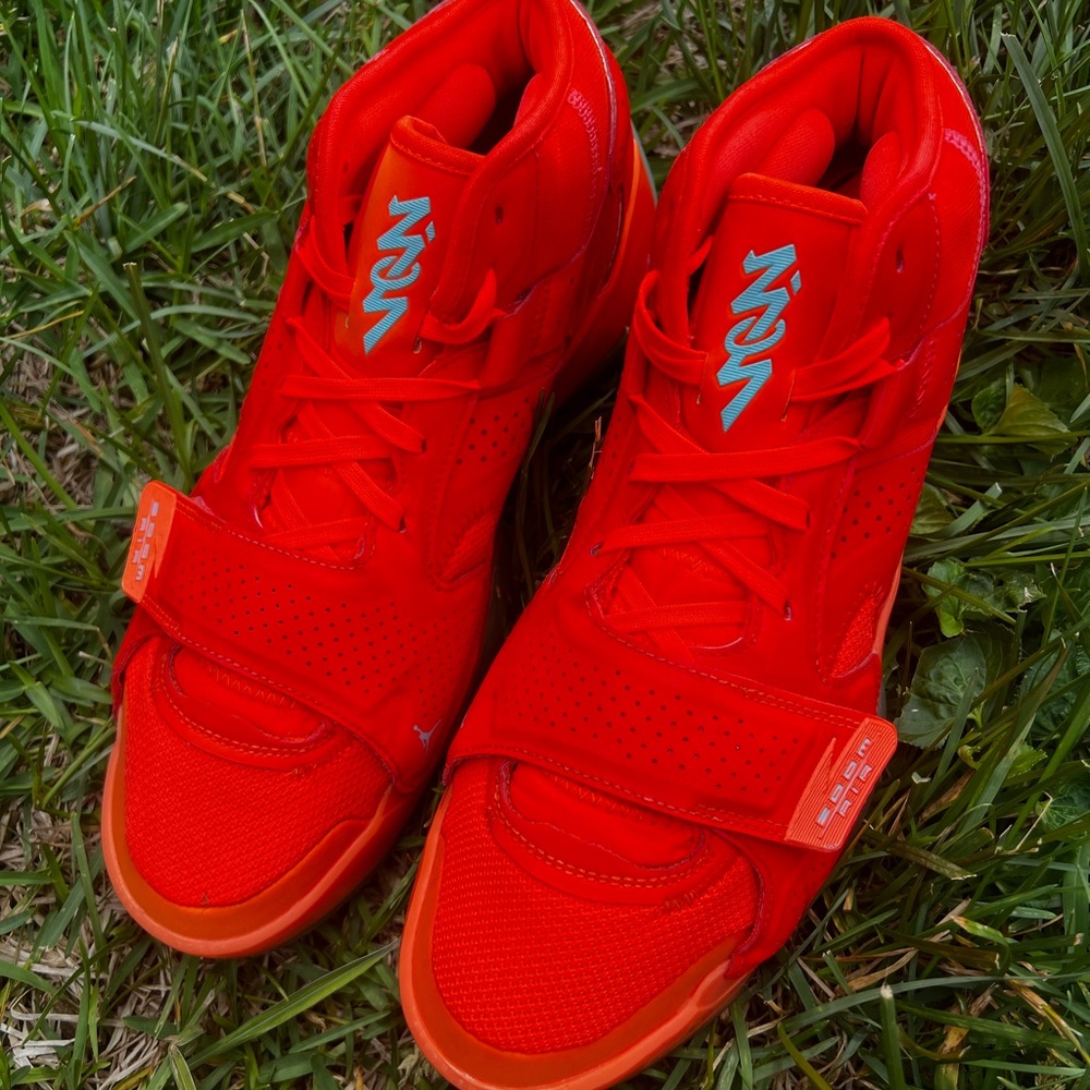 CLEAN Air Jordan Zion 2 size 12 Womens Hyper Crimson Basketball Shoes